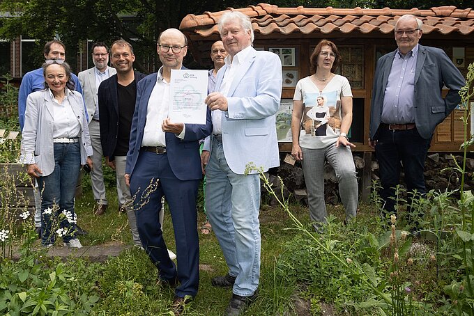 v.l.n.R Monica Sandrock, (NABU Willich) Dr. Raimund Berg (Stadt Willich) Gregor Nachtwey (Stadt Willich) Christian Pakusch (Bürgermeister Stadt Willich) Franz-Josef Lersch-Mense (NRW-Stiftung) Udo Hormes (Stadt Willich) Jack Sandrock, NABU Willich Brigitte Schwerdtfeger (Stadt Willich) Reiner Rosendahl, (NABU Krefeld/Viersen e.V.)