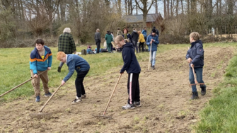 Teamarbeit ist angesagt, jeder Schüler bearbeitet eine Teilfläche mit der Harke um den Boden leicht aufzubrechen. Foto: Klaus Keipke