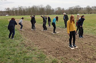 Der Boden wird nach dem säen leicht verdichtet. Foto: Klaus Keipke