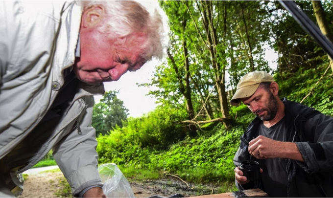 Jack Sandrock und Markus Heines bei der Kontrolle des Spurentunnels. Foto: Norbert Prümen für RP